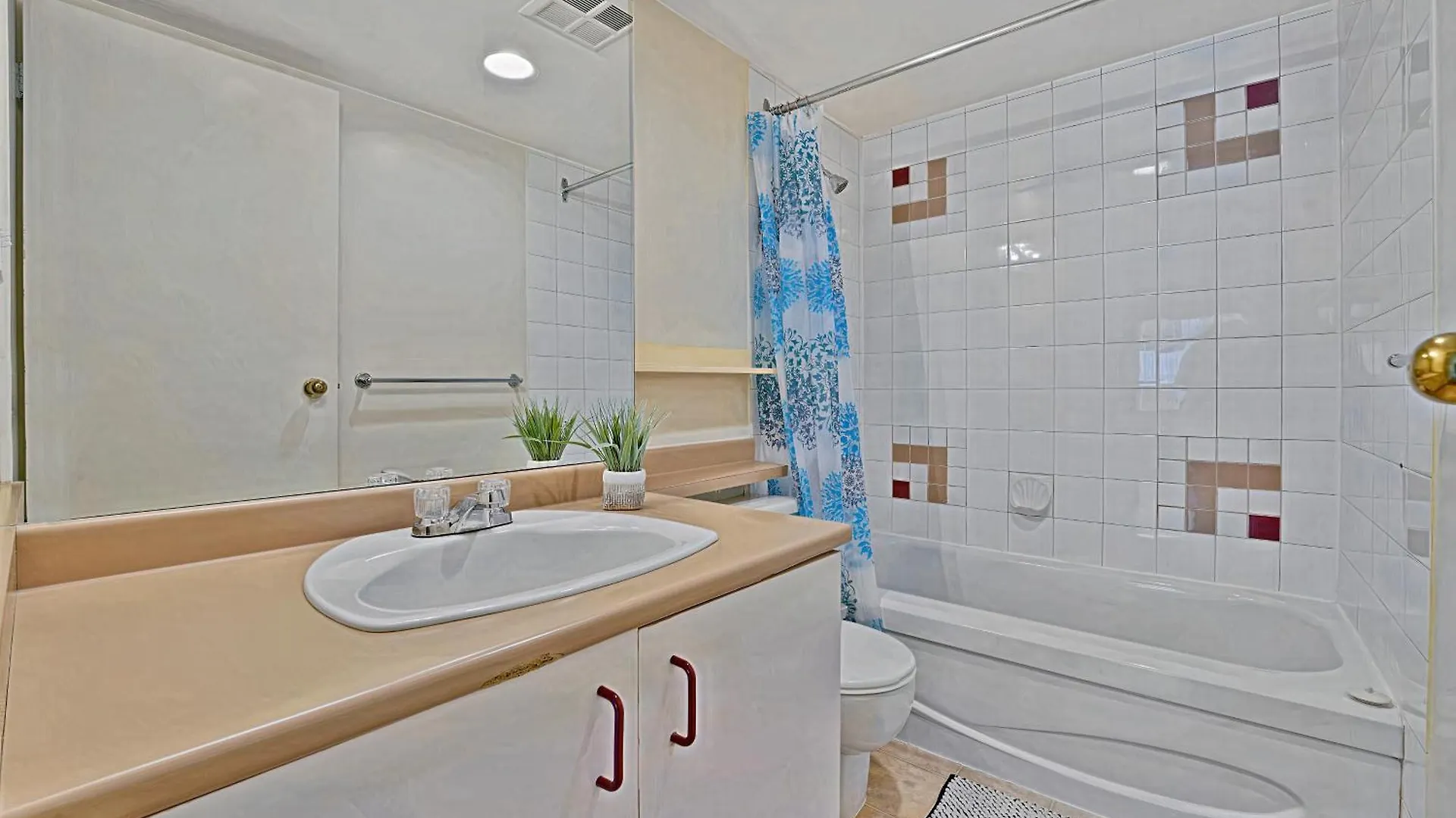Prime Location Stylish Two-Bedroom Apartment Overlooking Downtown Vancouver