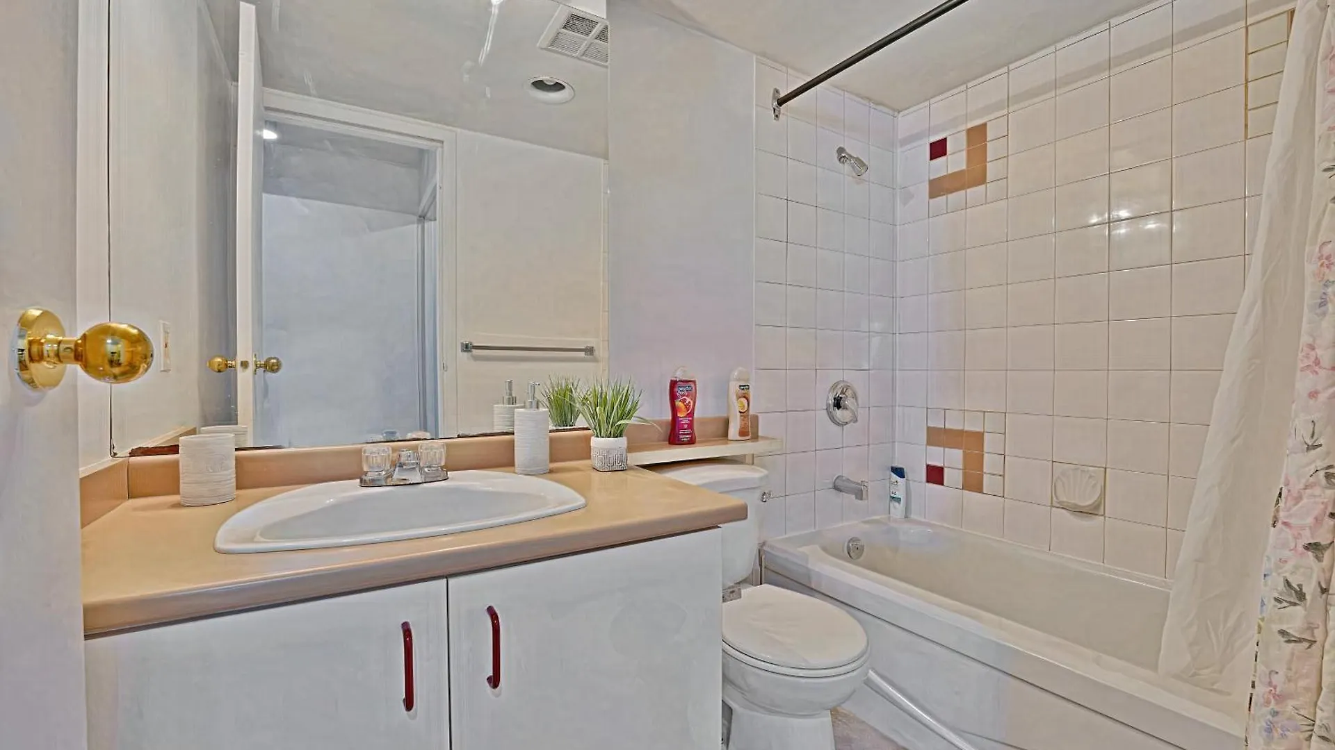 Prime Location Stylish Two-Bedroom Apartment Overlooking Downtown Vancouver