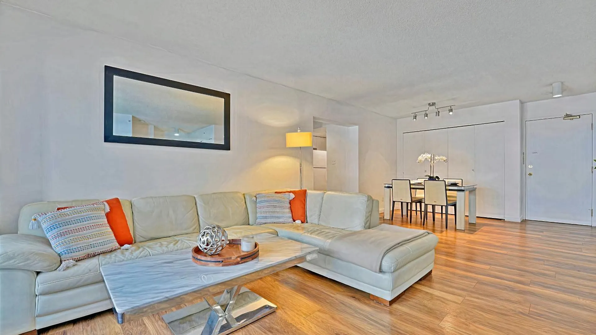Prime Location Stylish Two-Bedroom Apartment Overlooking Downtown Vancouver