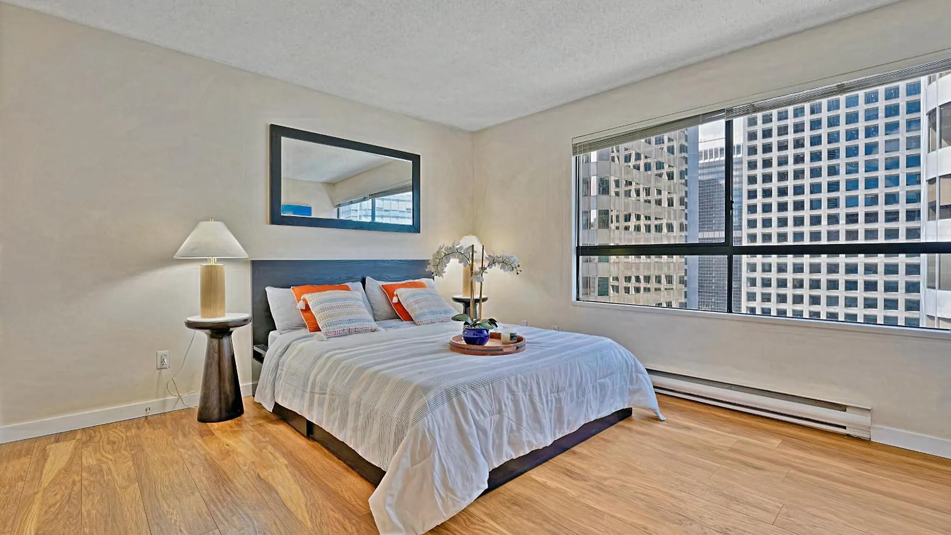 Prime Location Stylish Two-Bedroom Apartment Overlooking Downtown Vancouver 0*,